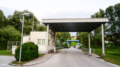 Napušteni granični prelaz između Slovenije i Hrvatske. Bivši granični prelaz između Slovenije i Hrvatske. Nakon ulaska Hrvatske u Schengen zonu prestali su sa korištenjem brojni granični prelazi između dvije zemlje. Bivši checking point.