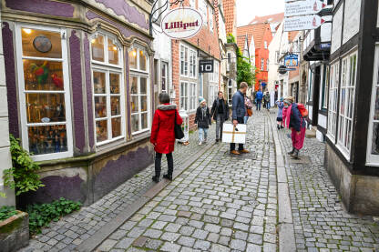 Bremen, Njemačka: Zgrade u starom gradu. Turisti na ulici. Bremen, Njemačka: Zgrade u starom gradu. Turisti na ulici.
