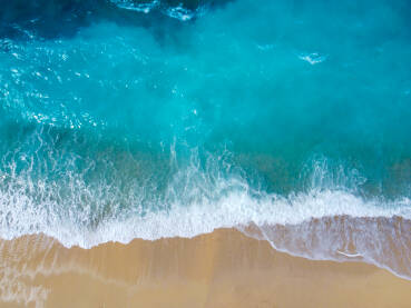 Prekrasna tropska plaža sa žutim pijeskom. Morski valovi na pijesku uz obalu, snimci dronom. Obala mora. Pješčana plaža ljeti.