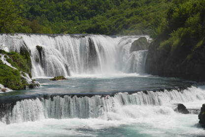 Štrbački buk Štrbački buk je 24 m visok vodopad na rijeci Uni u blizini naselja Kulen Vakuf i Orašac koji se nalazi u neposrednoj blizini granice Bosne i Hercegovine sa Hrvatskom.