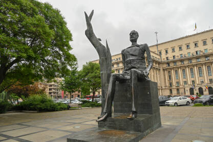 Spomenik posvećen Julius Maniu, rumunskom političaru koji je bio premijer zemlje u nekoliko mandata. Bio je predsjednik Nacionalne seljačke stranke. Počasni član Rumunske akademije.