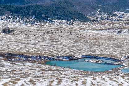 Ponori u poljani Risovca, Blidinje Malo jezero u ponorima na poljani.