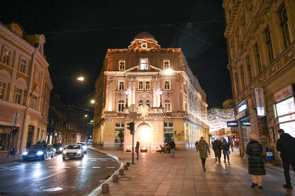 Sarajevo, BiH: Ulice ukrašene rasvjetom. Šarene novogodišnje dekoracije. Sarajevo, BiH: Ljudi šetaju gradom. Šarene novogodišnje dekoracije. Proslava Nove godine. Ulice ukrašene rasvjetom.