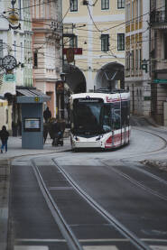 Prijevoz Kadrovi prijevoza uvijek me privlače. Zamislite koliko dobrih ideja propadne. Pa i mi sami tijekom prijevoza maštamo.
Austria, Gmunden.
Veljača, 2023.