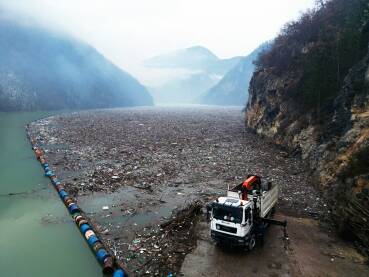 Na Drini kod Višegrada nalaze se tone smeća, a godišnje se iz jezera HE Višegrad se izvadi od 6.000 do 8.000 metara kubnih.