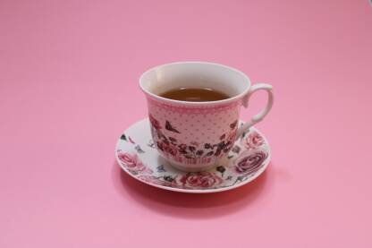 Šolja čaja Šoljica čaja na pink podlozi