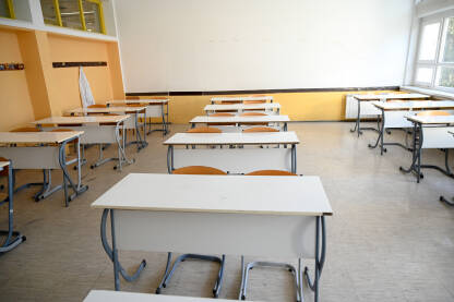 Školska učionica Stolovi i stolice u praznoj učionici u školi. Prazna učionica u osnovnoj školi. Redovi stolica i stolova u učionici u srednjoj školi. Sala za predavanja. Obrazovanje.