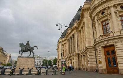 Zgrada glavne univerzitetske bibioteke u Bukureštu. Spomenik kralju Carolu I.