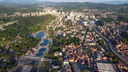 Grad Tuzla i Panonska jezera Grad Tuzla i Panonska jezera ljeti. Panoramski snimak grada. Kompleks Panonskih jezera.