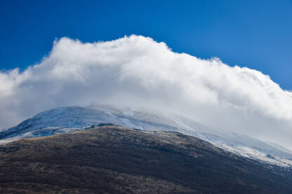 Planina u oblacima vrhovi planine u oblacima....