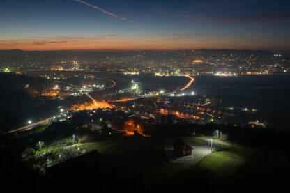 Panorama Doboja tokom noći Gradski pejzaž Doboja u sumrak