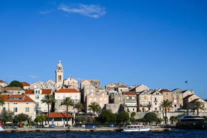 AK1_5569 (2) Historijski grad Korčula, Hrvatska. Kameni zidovi, kule, kuće i zgrade u starom gradu. Jadransko more i otok Korčula.