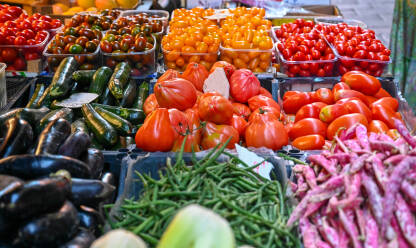 Svježe povrće na uličnoj pijaci u Italiji. Svježe povrće na uličnoj pijaci u Italiji. Paradajz, krastavac, tikvice, patlidžan, mahune.