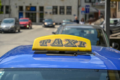 Stari TAXI znak na automobilu Stari TAXI znak na automobilu. Taxi vozilo na ulicama grada.