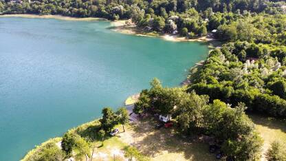 Boračko jezero, Bosna i Hercegovina Leži na sjeveroistočnom podnožju planine Prenj, na nadmorskoj visini 397 m. Sa zapada ga okružuju strmi i šumoviti visovi Crne gore (1343 m), a s istoka Tranjine (1055 m).