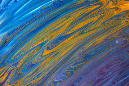 Apstraktna fotografija izmiješanih boja - plava, ljubičasta, narandžasta, zelena, crvena.