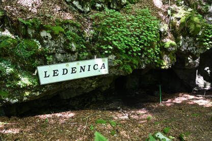 Prirodni ulaz u pećinu Ledenica, skriven među stijenama u blizini Bosanskog Grahova u Bosni i Hercegovini. Tajanstveni otvor koji vodi u podzemnu pećinu Ledenica. Speleološka atrakcija.