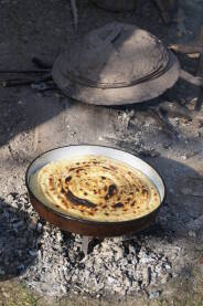 Pita ispod sača Bosansko tradicionalno jelo pita ispod sača.
