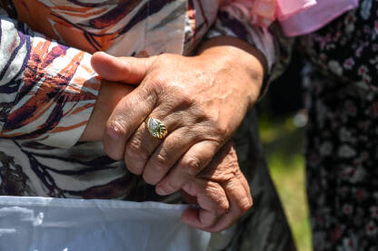 Ruke starije žene. Krupni plan ruku starice.