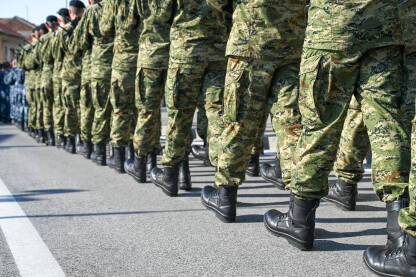 Vojnici u uniformama Vojnici u uniformama marširaju ulicom.