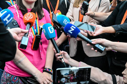 Mediji u BiH Mnogo mikrofona na konferenciji za novinare. Snimanje zvuka. Novinarstvo.