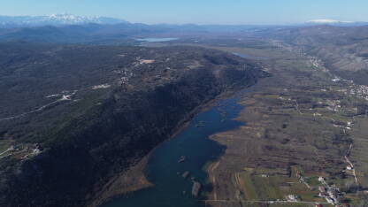 Pogled iz zraka na Grudsko polje.
U daljini lijevo Biokovo, jezero Krenica.
Desno Imotski
