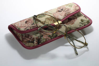 women glasses on a case ženske naočale sa retro futrolom