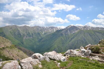DSC_1140.JPG Bosna i Hercegovina, Lukomir. Pogled na planine, nebo, zelenilo, kamenje.