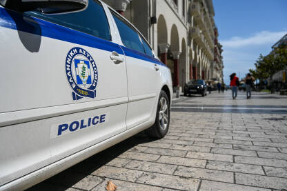 Simbol policije na automobilu u Grčkoj. Helenska policija. Policijski patrolni automobil u Grčkoj. Simbol grčke policije na automobilu