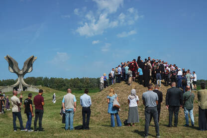 Pomen žrtvama genocide na humci u Jasenovcu.