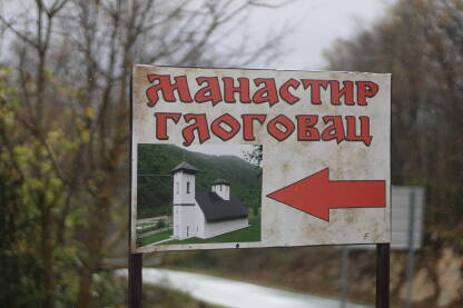 Putokaz za Manastir Glogovac. Putokaz za Manastir Glogovac nalazi na raskrsnici magistralnog puta Šipovo-Kupres sa lijeve strane iz pravca Šipova.
