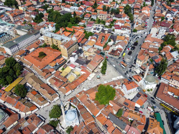 Sarajevo, Bosna i Hercegovina, panoramski snimak grada. Snimak dronom glavnog grada Bosne i Hercegovine. Zgrade u starom gradu.