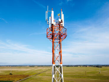 GSM i radio telekomunikacioni toranj GSM i radio telekomunikacioni toranj, snimak dronom. Toranj za mobilnu telefoniju. Bazna primopredajna stanica. Bežični komunikacioni antenski predajnik.
