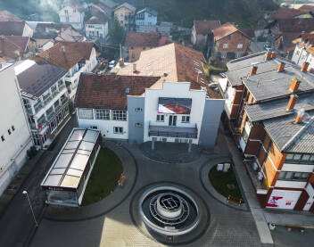 Gornji Vakuf-Uskoplje Zgrada JU Centar za obrazovanje, sport i kulturu Gornji Vakuf-Uskoplje u kojoj se nalazi gradska biblioteka i kino dvorana. Fotografisano u decembru 2022. godine