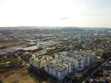 DJI_0420 (3) Tirana, glavni grad Albanije. Zgrade, ulice i stambene kuće. Panoramski snimak dronom grada Tirane.