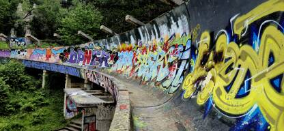 Bob staza ukrašena grafitima, Trebević Ostaci bob staze na Trebevicu. Bob staza koristena za vrijeme zimskih olimpijskih igara u Sarajevu. Zapustena bob staza iscrtana grafitima.