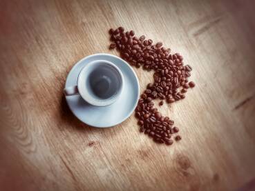 Vrijeme je za kafu Kafa je topli napitak koji se gaji u 70 zemalja.
Njeno zeleno zrno je prži kasnije melje i spremno je za kuvanje.