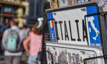Suceniri na prodaju u Firenci. Registarske tablice sa natpisom Italija.
