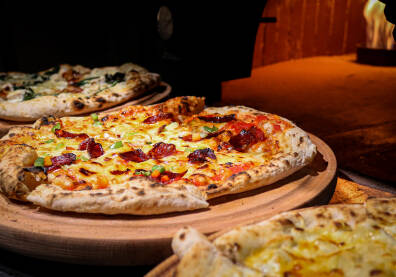 Pizza Pizza spremana u italijanskoj peci na drva