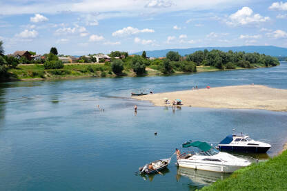 Savska ada u Gradišci, koja je preko ljeta veoma posjecena od strane kupaca, u sustini jedina plaza u gradu
