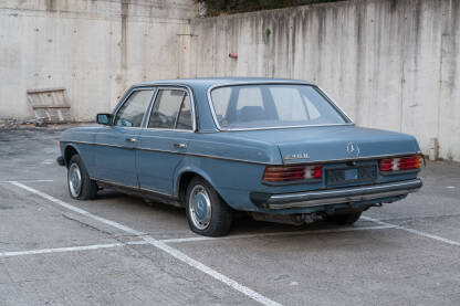 Napušteni Mercedes 240d Napušteni Mercedes 240d, stari auto na parkingu