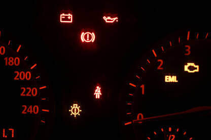 Mnogo lampica upaljeno na kontrolnoj tabli u automobilu. Check engine. Mnogo lampica upaljeno na kontrolnoj tabli u automobilu. Check engine. Lampice upozorenja na instrument tabli. Crvene i narandžaste lampice