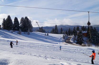 Skijanje na Vlašiću Skijaška staza sa ski liftom na Vlašiću.