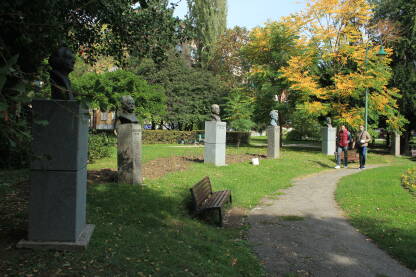 Mali park kod Predsjedništva Mali park sa bistama bh. pisaca preko puta Predsjedništva u Sarajevu