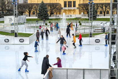 Ljudi se kližu na ledu. Zagreb, Hrvatska: Ljudi se kližu na ledu. Mladi na klizaljkama. Advent u Zagrebu. Klizači na ledu.