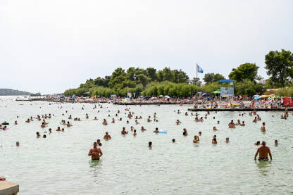 Mnogo kupača u moru Mnogo kupača u moru na vrhuncu turističke sezone. Ljudi plivaju u moru.