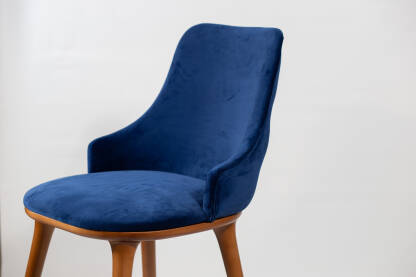 Stolica na bijeloj pozadini