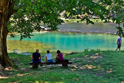Turisti na vodopadu Štrbački buk na rijeci Uni. Nacionalni park Una, Bihać. Bosna i Hercegovina.