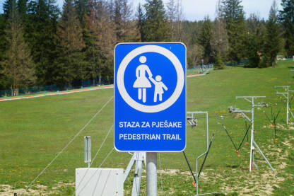 Staza za pješake Znak staza za pješake na skijaškoj stazi.