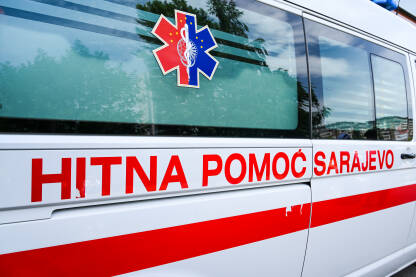 Vozilo Hitne pomoći, Sarajevo BiH. Sanitetsko vozilo u Sarajevu, Bosna i Hercegovina. Znak hitne pomoći na automobilu.
